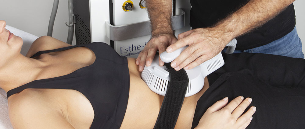 réalisation d'un soin d'électrostimulation combiné à la radiofréquence avec EStheShape