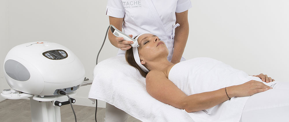 réalisation d'un soin avec l'appareil radiofréquence Unique